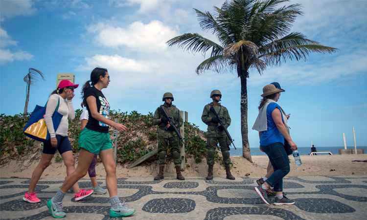 Farta da violência, população vê com ceticismo Exército nas ruas do Rio - Mauro Puimentel/ AFP