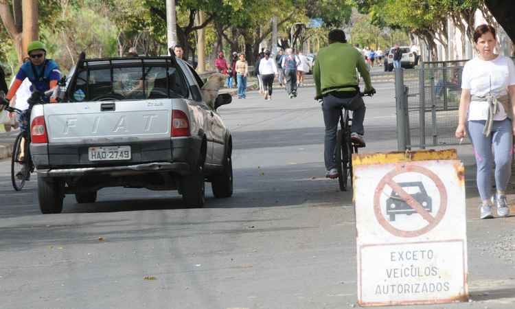 Carros levam risco a pedestres na pista de caminhada da Avenida dos Andradas - Beto Novaes/EM/D.A PRESS