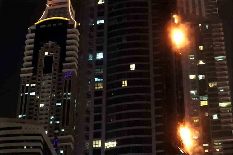 Incêndio consome prédio residencial de mais de 80 andares em Dubai  -  AFP / KARIM SAHIB 