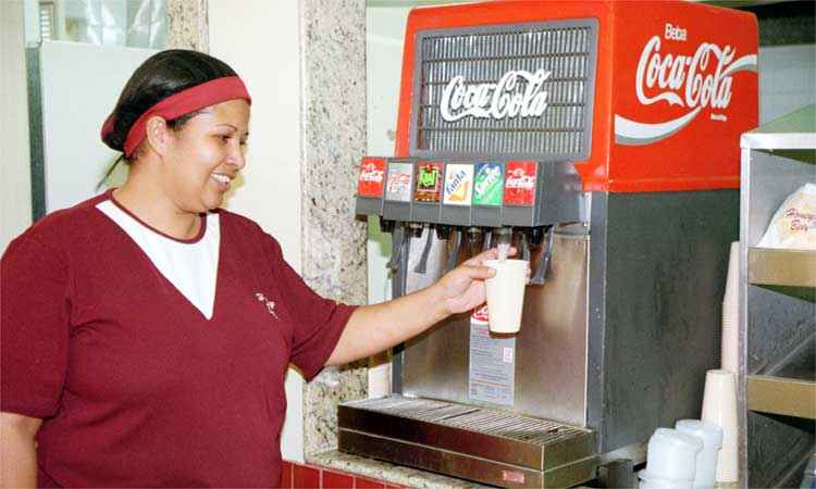 Câmara aprova projeto que proíbe venda de refrigerantes em escolas - Arquivo/EM -  17/06/2003
