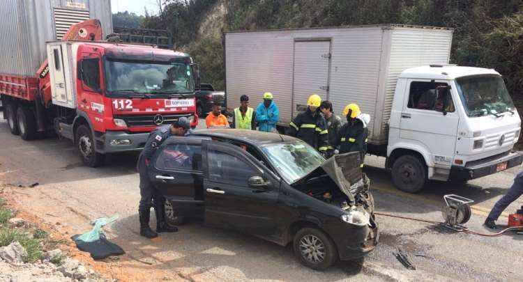 Acidente entre carro e dois veículos de carga deixa ferido e congestiona a BR-381 - Divulgação/WhatsApp