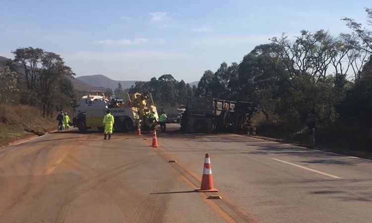 Carretas com minério e produto químico batem e fecham parte da BR-040 - Reprodução internet/WhatsApp