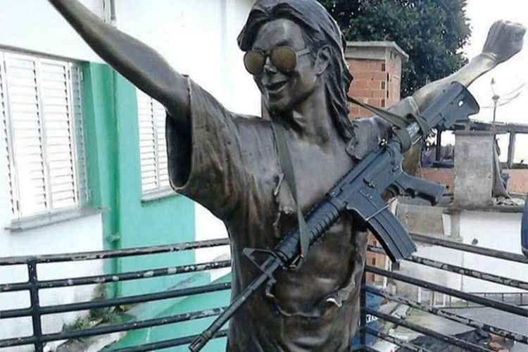 Traficantes colocam fuzil em estátua de Michael Jackson no Rio de Janeiro - Reprodução