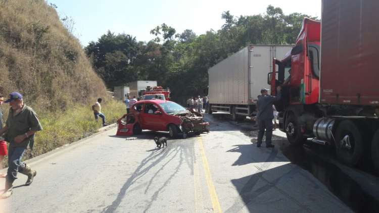 Batida entre três veículos deixa quatro feridos na MG-448, em Santa Bárbara - Corpo de Bombeiros/ Divulgação