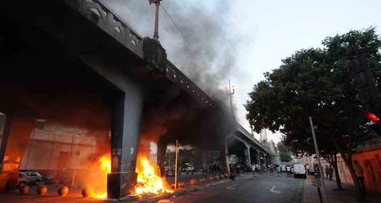 Incêndio atinge objetos sob o Viaduto Santa Tereza, em Belo Horizonte - Leandro Couri/EM/D.A.Press