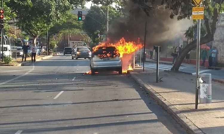 Carro pega fogo em cruzamento da Região Oeste de BH - Reprodução internet/WhatsApp