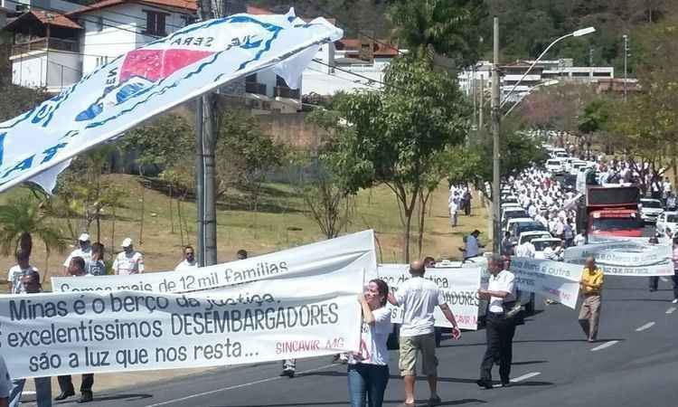 Taxistas protestam contra regularização do Uber e Cabify em BH - Jair Amaral/EM/DA Press