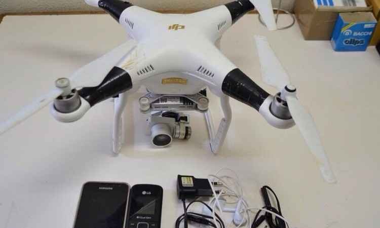 Agente penitenciário abate drone com celulares e carregadores em presídio, em Uberlândia - Divulgação/SEAP