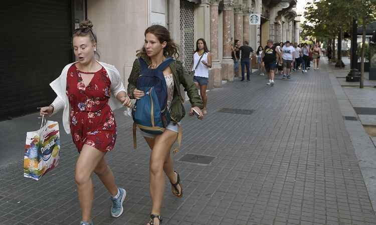 'Eu vi pessoas voando', diz mineira que estava a dois quarteirões do atentado  - AFP / LLUIS GENE 