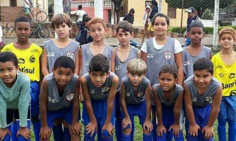 Sesc volta atrás e autoriza menina de 10 anos a jogar torneio de futebol em time de meninos - Álbum de família/Divulgação