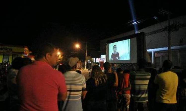 Cinema no Rio São Francisco encanta população ribeirinha no Norte de Minas - Alexandre Guzanshe/EM/D.A Press