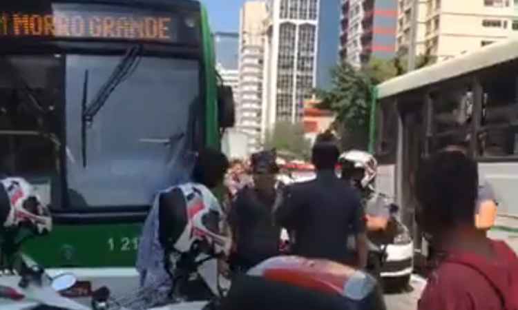 Homem ejacula em jovem dentro de ônibus na Avenida Paulista  - Reprodução/Facebook 