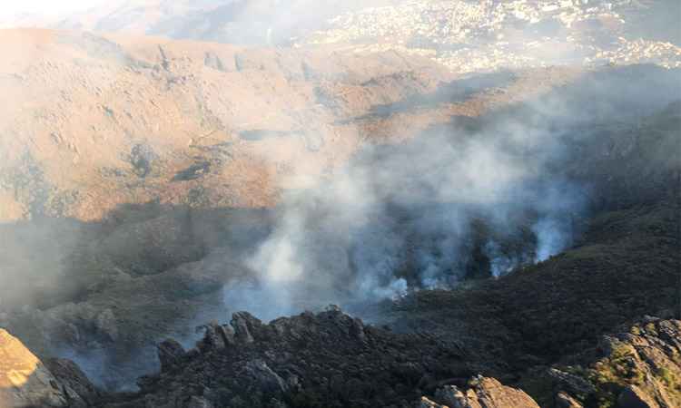 Equipes retomam combate a incêndio no Pico do Itacolomi - Corpo de Bombeiros/Divulgação