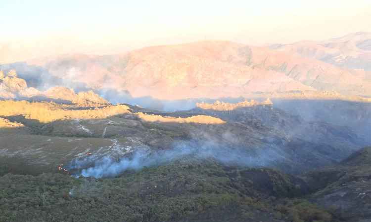 Equipes retomam combate a incêndio no Pico do Itacolomi, que chega ao 5º dia - Corpo de Bombeiros/Divulgação