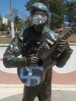 Suástica é pichada em estátua que homenageia o primeiro palhaço negro do Brasil - André Oliveira/TV Integração
