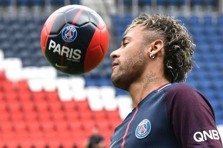Feras dentro e fora dos campos: como lidar com o peso de um talento do quilate de Neymar Jr? -  PHILIPPE LOPEZ/AFP
