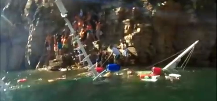 Escuna naufraga em Furnas e passageiros se agarram às pedras; veja vídeo - Reprodução/YouTube