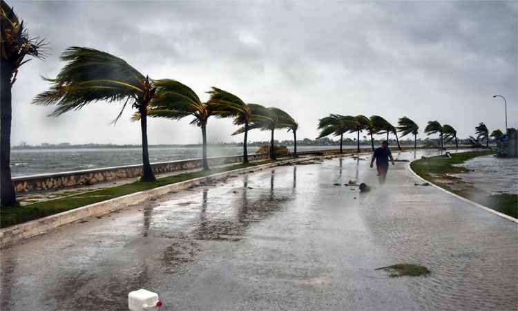 Situação é perigosa e potencialmente letal, afirma serviço metereológico sobre Irma - ADALBERTO ROQUE/AFP