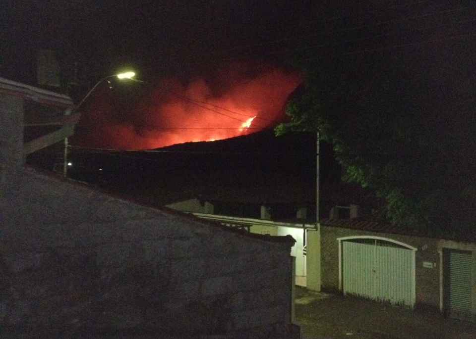 Fogo destrói a Serra de Ouro Branco em local de difícil acesso  - Hugo Grochoeller
