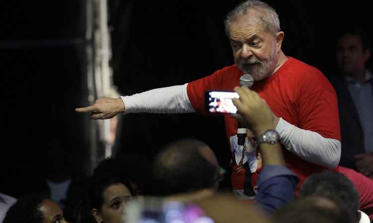 Enfraquecido pelas delações, Lula presta novo depoimento a Sérgio Moro  - LUCIO TAVORA/AFP