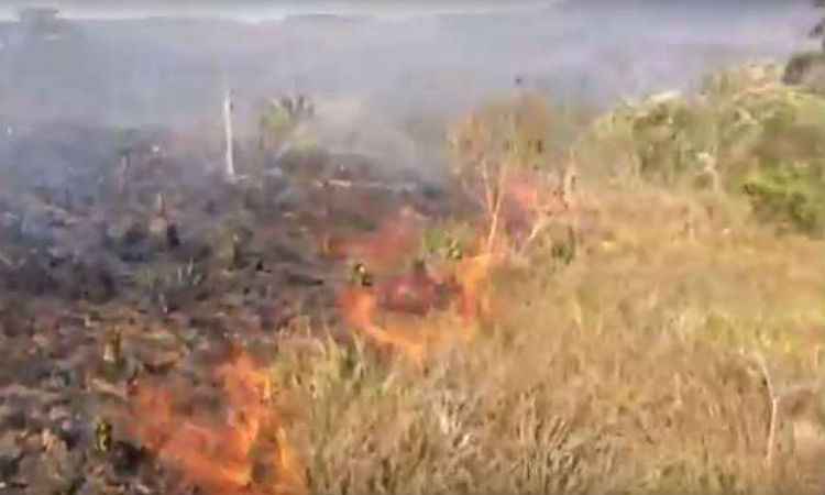 Incêndio atinge área próxima ao Parque Nacional da Serra do Cipó - Reprodução/Youtube