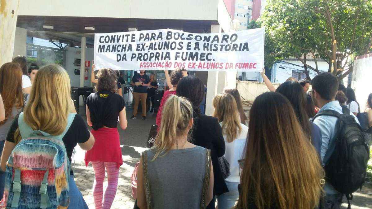 Manifestantes protestam contra e a favor de  Bolsonaro na porta da Fumec - Jair Amaral/EM.D.A. Press
