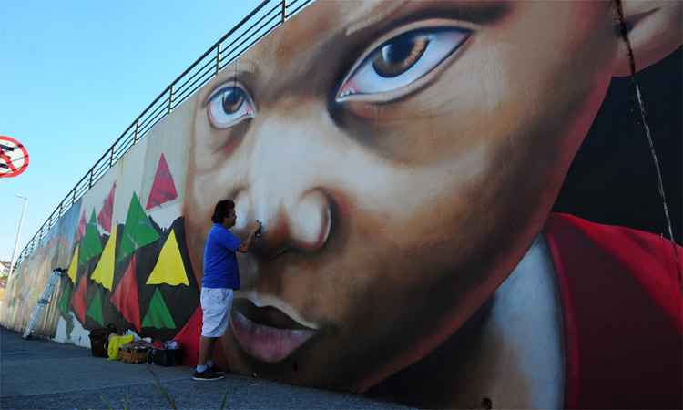 Kalil visita projeto em viaduto de BH e fala de ação contra grafiteiro que escreve em lixeiras - Gladyston Rodrigues/EM/DA Press