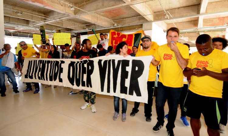 Professores e alunos de oficinas protestam contra a suspensão do projeto Fica Vivo! - Beto Novaes/EM/D.A Press