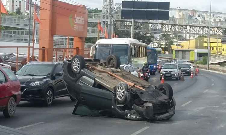 Veículo capotado deixa trânsito lento na Avenida Cristiano Machado, no Cidade Nova - Jair Amaral/EM/D.A Press