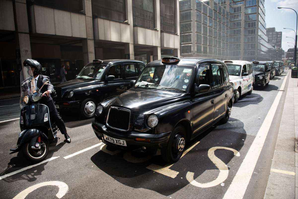 Petição em favor da Uber em Londres já reúne mais de 600 mil assinaturas - AFP PHOTO / LEON NEAL 