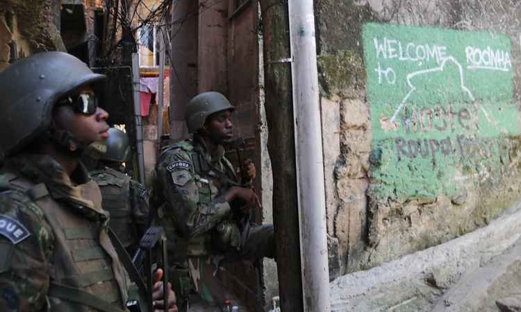 Soldados do Exército apreendem frascos de lança-perfume na Rocinha - Vladimir Platonow/Agencia Brasil 