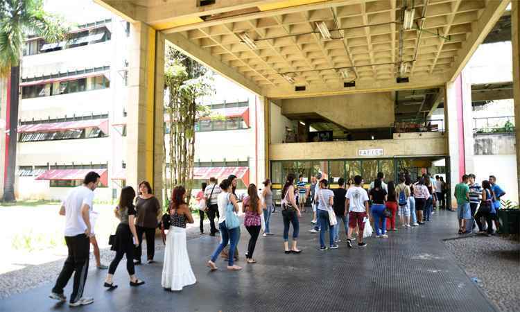 UFMG apura casos de alunos brancos entrando nas cotas para negros - Juarez Rodrigues/Em/DA Press - 8/11/14