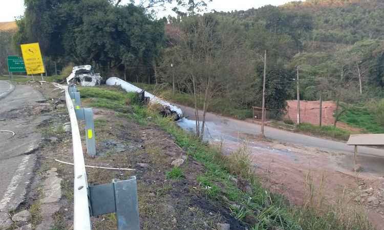 Carreta tomba e BR-040 está fechada sem previsão de quando será liberada - Polícia Rodoviária Federal (PRF) / Divulgação