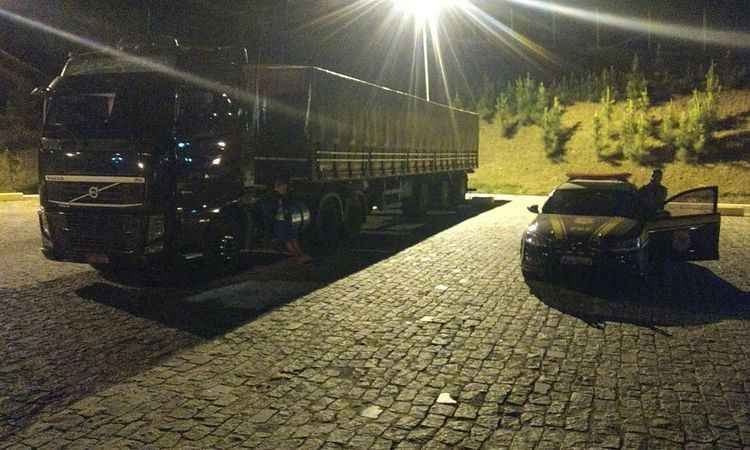 PRF apreende 500 mil maços de cigarros contrabandeados em Juiz de Fora - Polícia Rodoviária Federal/ Divulgação 