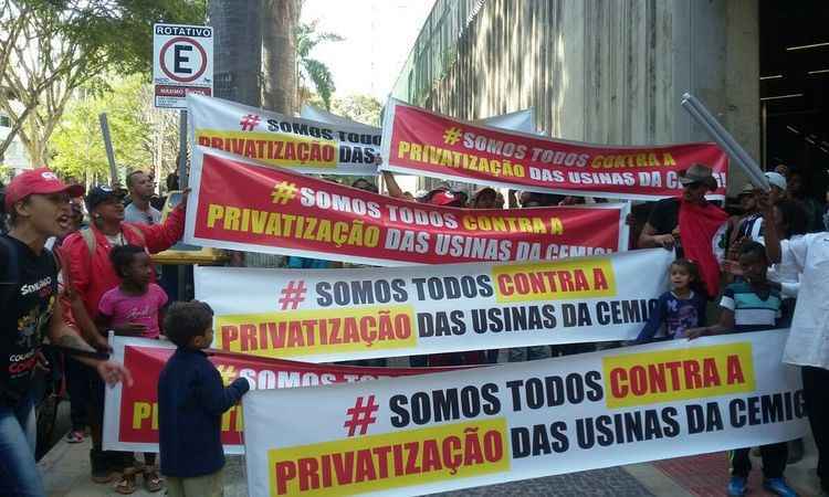 Trabalhadores protestam em frente à Cemig contra leilão de usinas - Jair Amaral / EM / D.A. Press