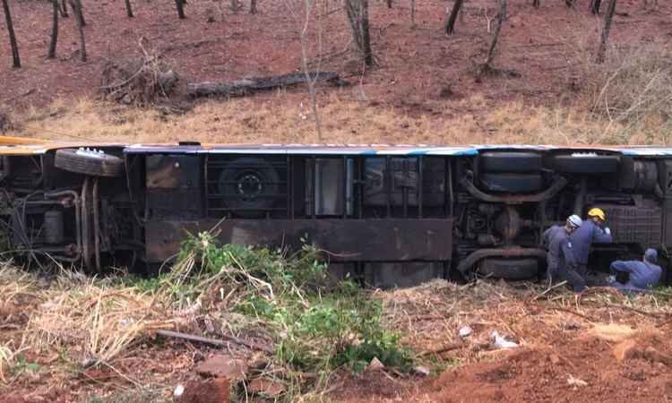 Motorista bebe, passa mal, tomba ônibus, uma pessoa morre e nove ficam feridas na BR-050 - Polícia Rodoviária Federal/ Divulgação 