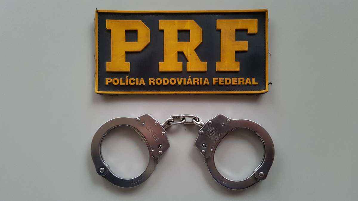PRF prende dois foragidos da Justiça a caminho de Aparecida, em São Paulo - PRF/Divulgação