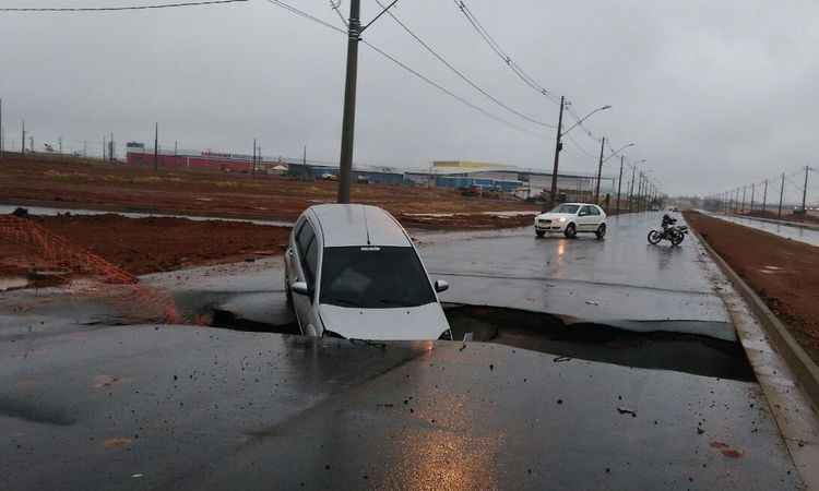 Após chuva, cratera se abre e carro cai em Uberlândia - Corpo de Bombeiros/ divulgação
