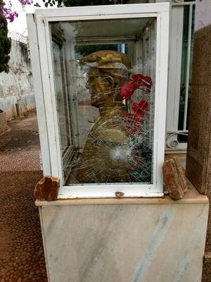 Busto de Chico Xavier sofre ato de vandalismo em Uberaba - Eurípedes Higino/Reprodução Facebook