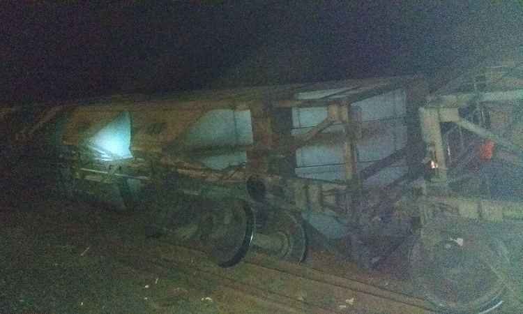 Vagão carregado de soja tomba e esmaga trabalhador ferroviário em Araguari  - Corpo de Bombeiros/ Divulgação 