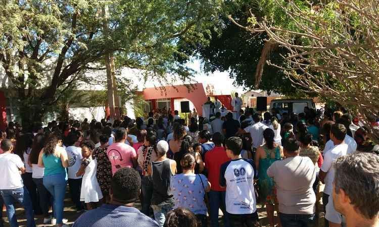 Fiéis celebram missa de sétimo dia das vítimas da tragédia em Janaúba - Luiz Ribeiro/ EM/DA Press