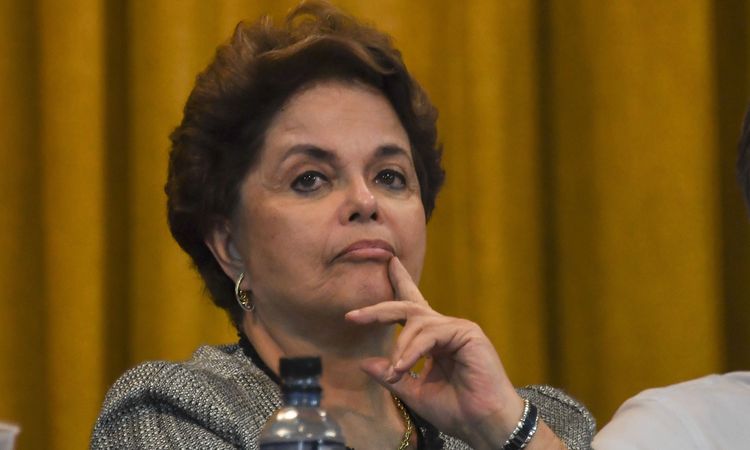 TCU bloqueia bens de Dilma, Palocci e Gabrielli por compra de Pasadena - / AFP / Apu Gomes 