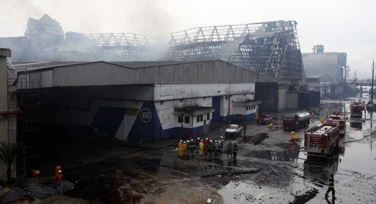 MPF denuncia Copersucar por crime ambiental em Santos após incêndio em 2013 - Paulo Whitaker/Reuters 