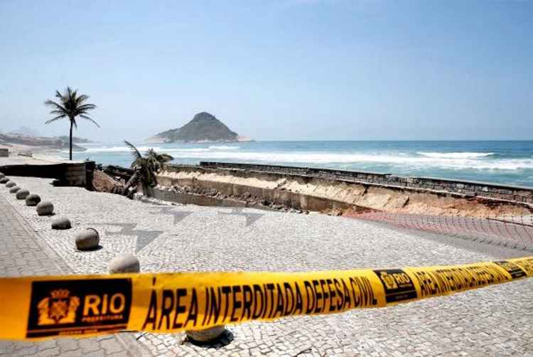 Ondas levam parte de calçadão de praia no Rio - Tânia Rêgo/Agência Brasil