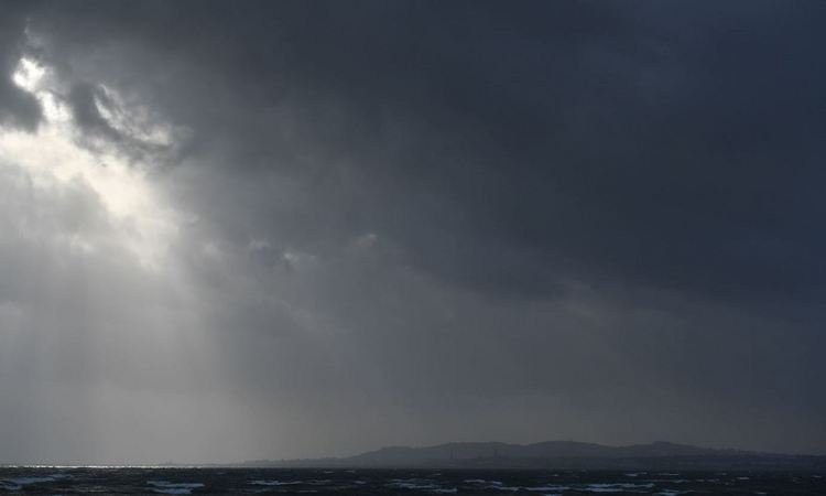 Irlanda e Reino Unido se preparam para impacto do furacão Ophelia - Ben Stansall/AFP
