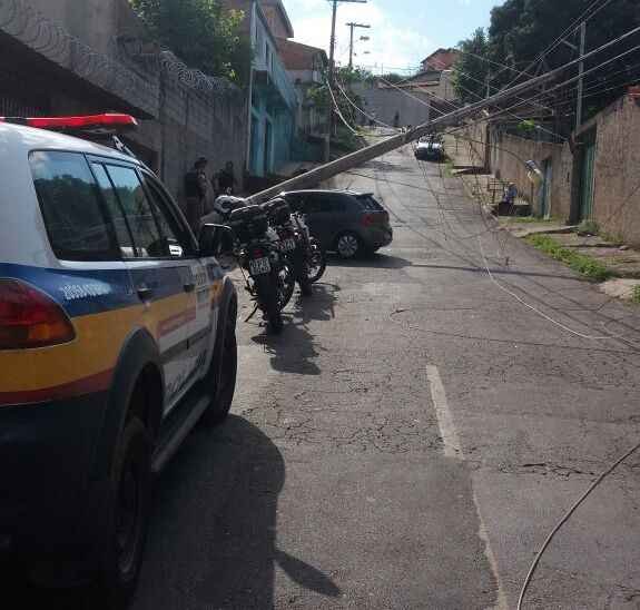 Homens roubam carro e batem em poste de energia em BH  - Douglas Roberto/ Divulgação 