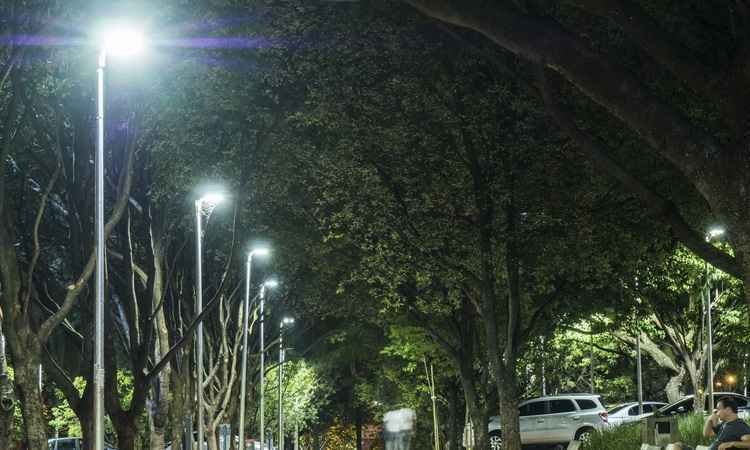 Lâmpadas de LED começam a ser instaladas na iluminação pública de BH  - Charles Torres/ BHIP