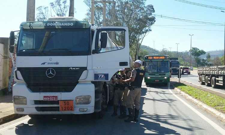 Blitz fiscaliza veículos com cargas perigosas no Anel Rodoviário - Jair Amaral/EM/DA Press