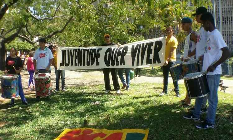 Grupo protesta em BH contra interrupção do programa Fica Vivo! - Leandro Couri/EM/D.A. Press