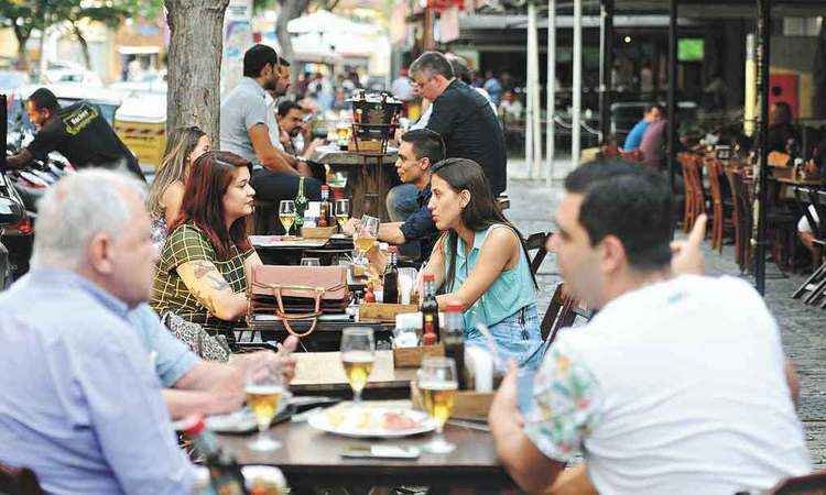 Horário de verão antecipa happy hour em bares de BH - Leandro Couri/Em/D.A Press